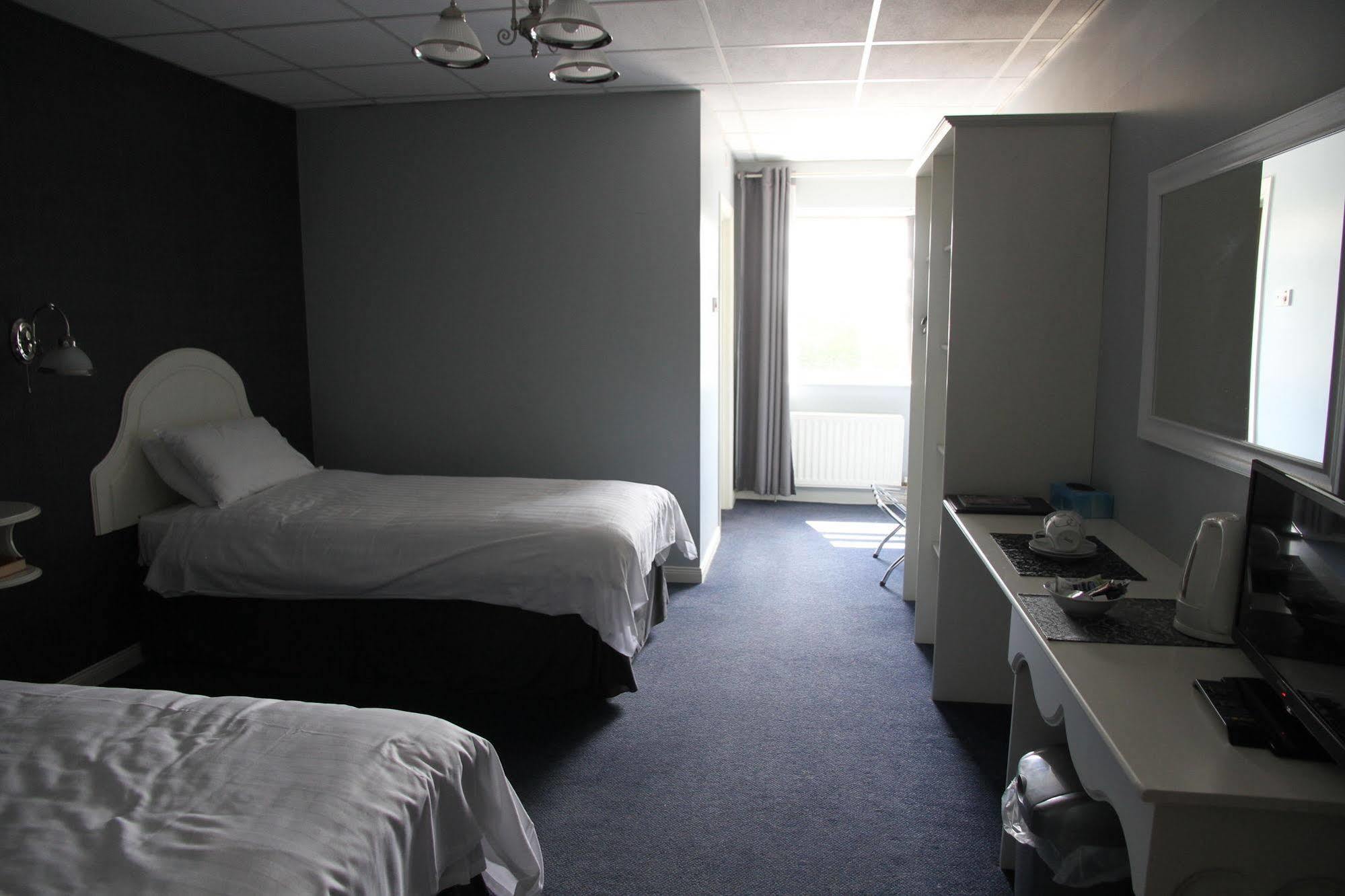 5 Corners Guest Inn Ballyclare Esterno foto